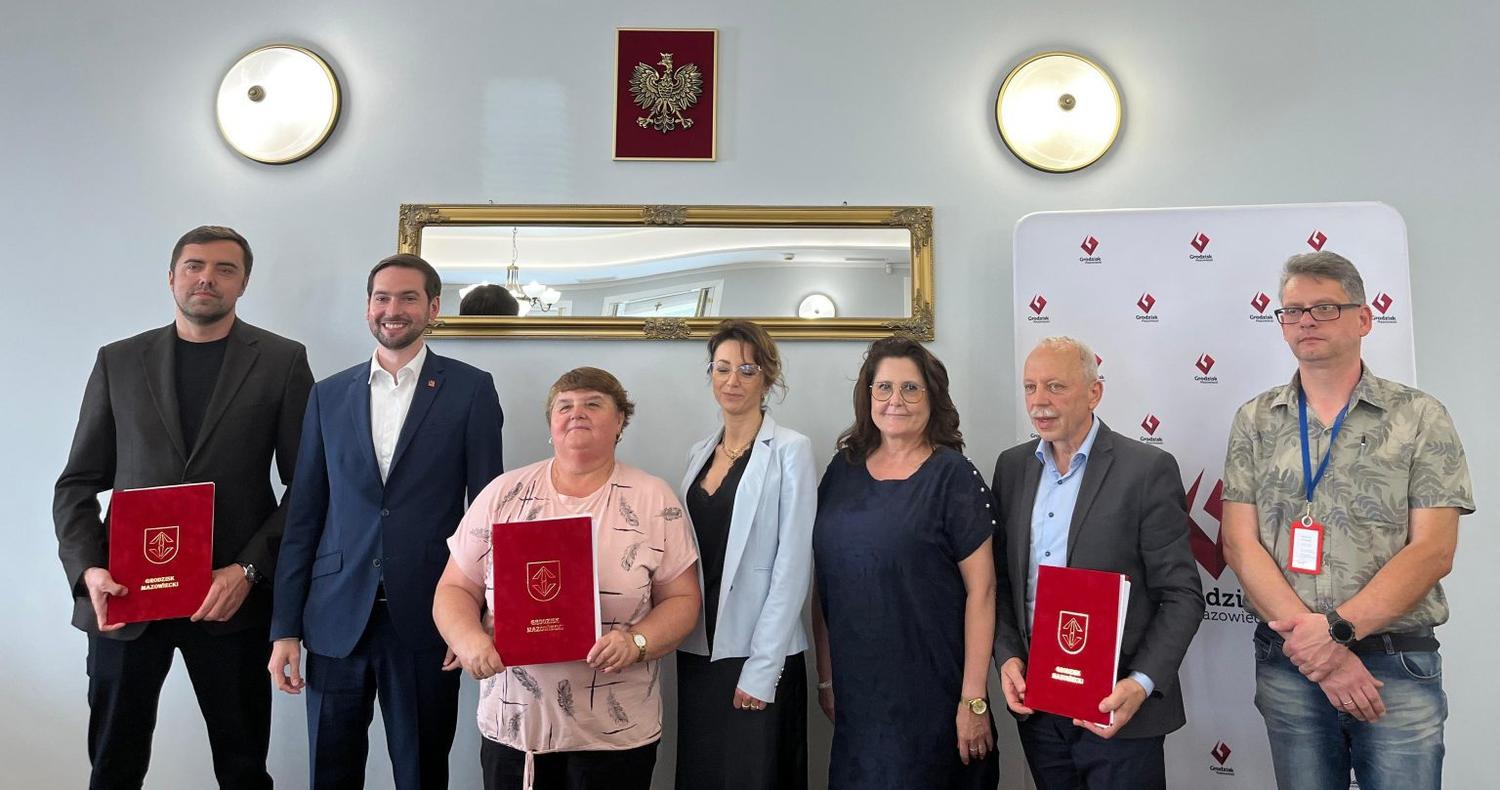 Podpisanie umowy na przebudowę ul. Staszica oraz budowę miejsc postojowych w Kozerkach