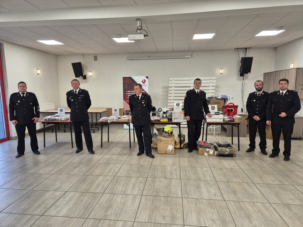 Straż pożarna, zakup wyposażenia. Zdjęcie grupowe