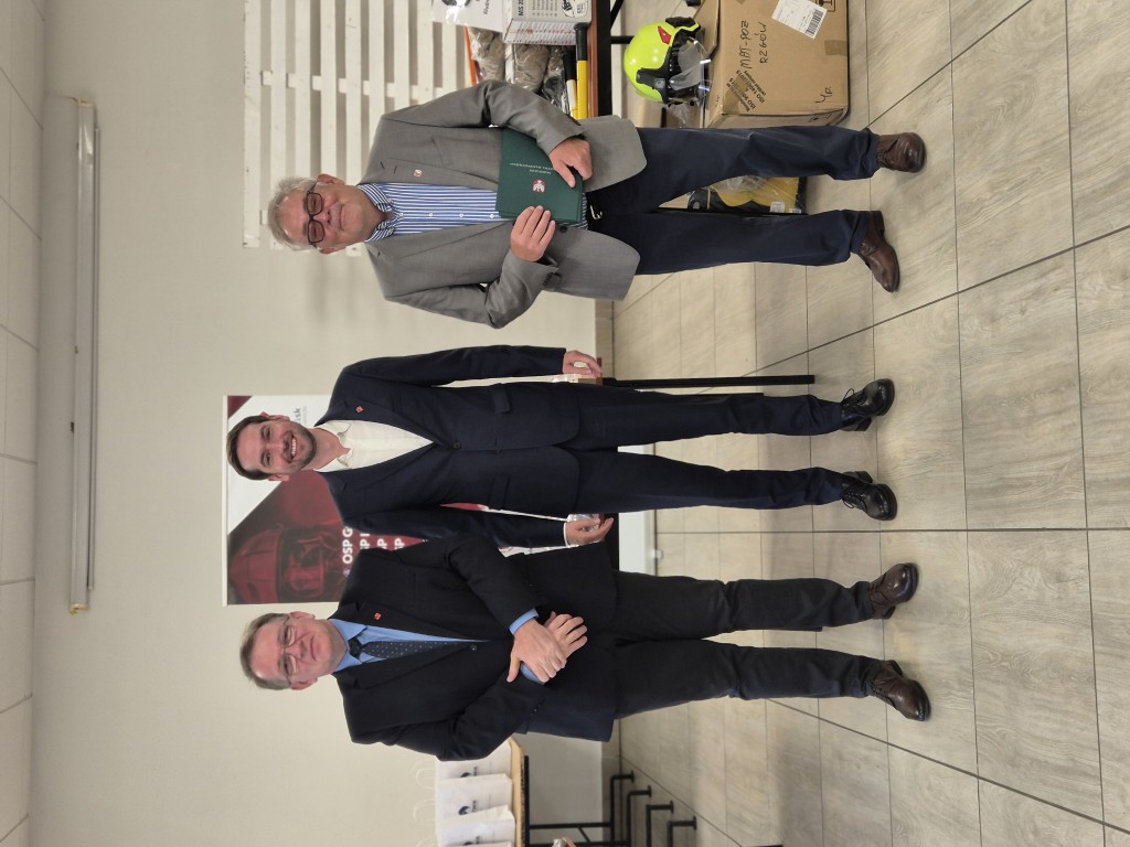 Straż pożarna, zakup wyposażenia. Zdjęcie grupowe