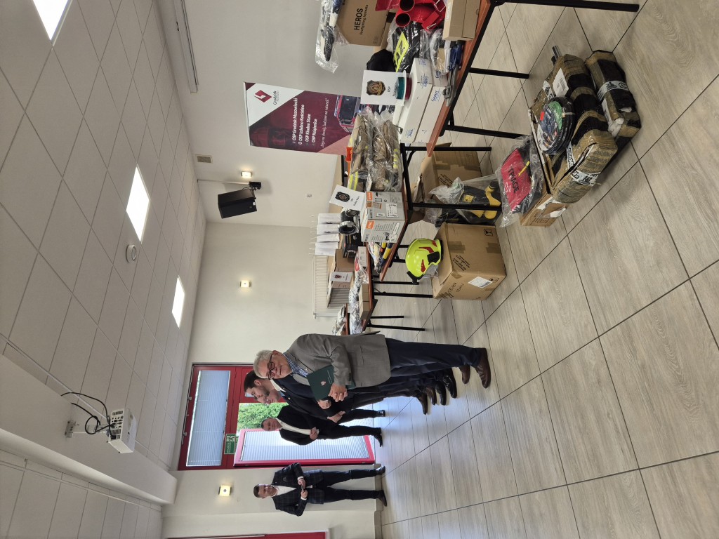 Straż pożarna, zakup wyposażenia. Zdjęcie grupowe