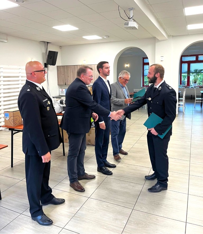 Straż pożarna, zakup wyposażenia. Zdjęcie grupowe