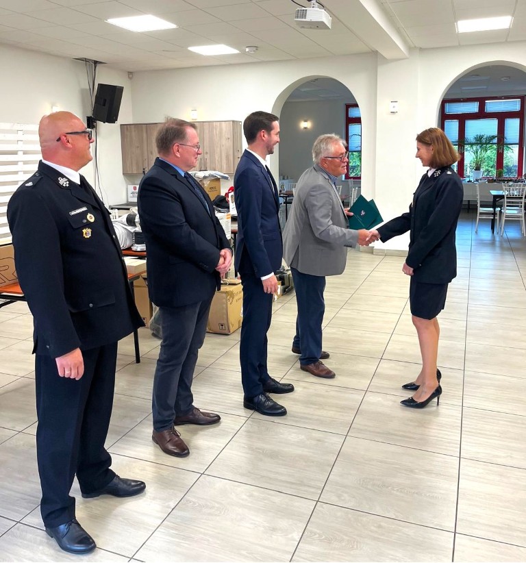 Straż pożarna, zakup wyposażenia. Zdjęcie grupowe